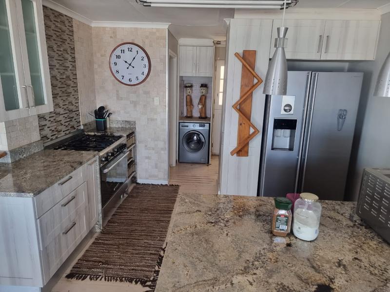 To Let 6 Bedroom Property for Rent in Outeniqua Strand Western Cape